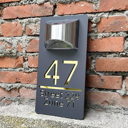 Moderne Husnummerskilt med Navn og Lys – Kan Tilpasses