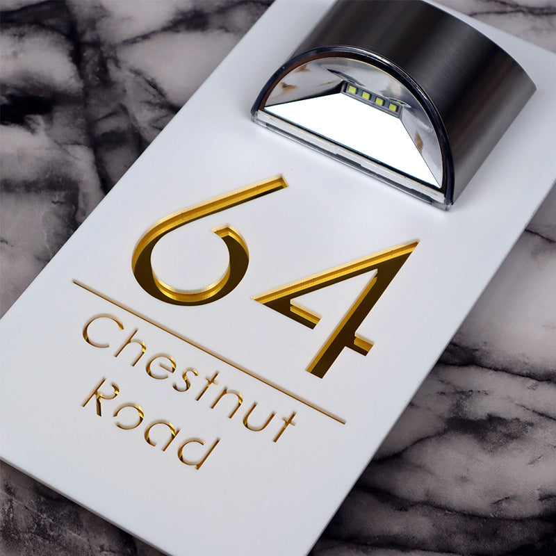 Moderne Husnummerskilt med Navn og Lys – Kan Tilpasses