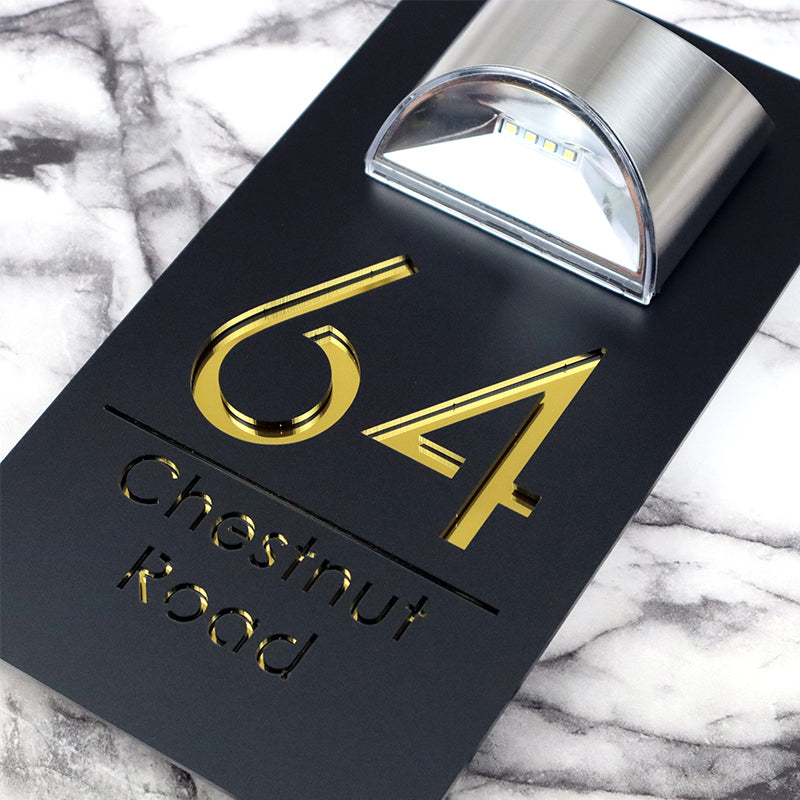 Moderne Husnummerskilt med Navn og Lys – Kan Tilpasses