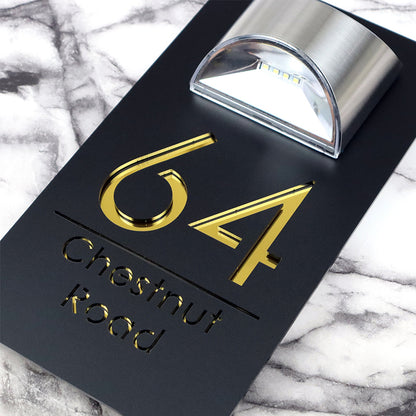 Moderne Husnummerskilt med Navn og Lys – Kan Tilpasses